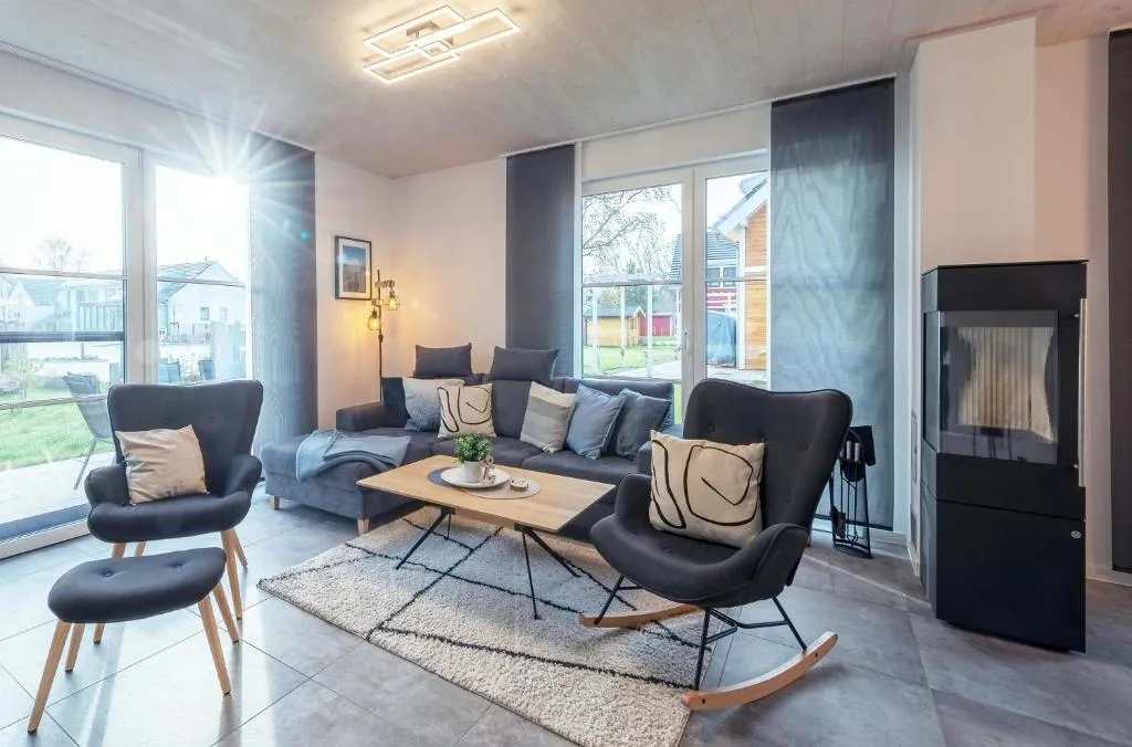 5 Sterne Ferienhaus Ostseetraum - 50m zum Strand - Ladestation für E-Auto, hotel in Fuhlendorf