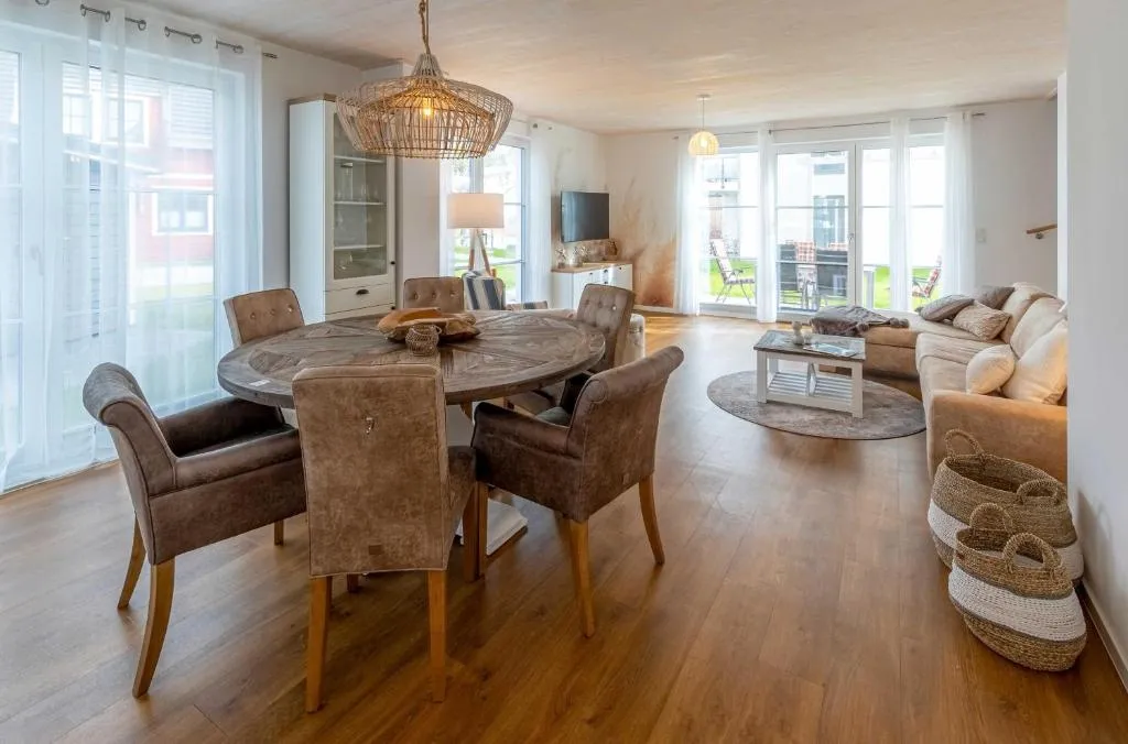 5 Sterne Ferienhaus Ostseenest mit Boddenblick, hotel in Fuhlendorf