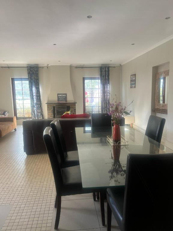 Hidden weaver, Southfield