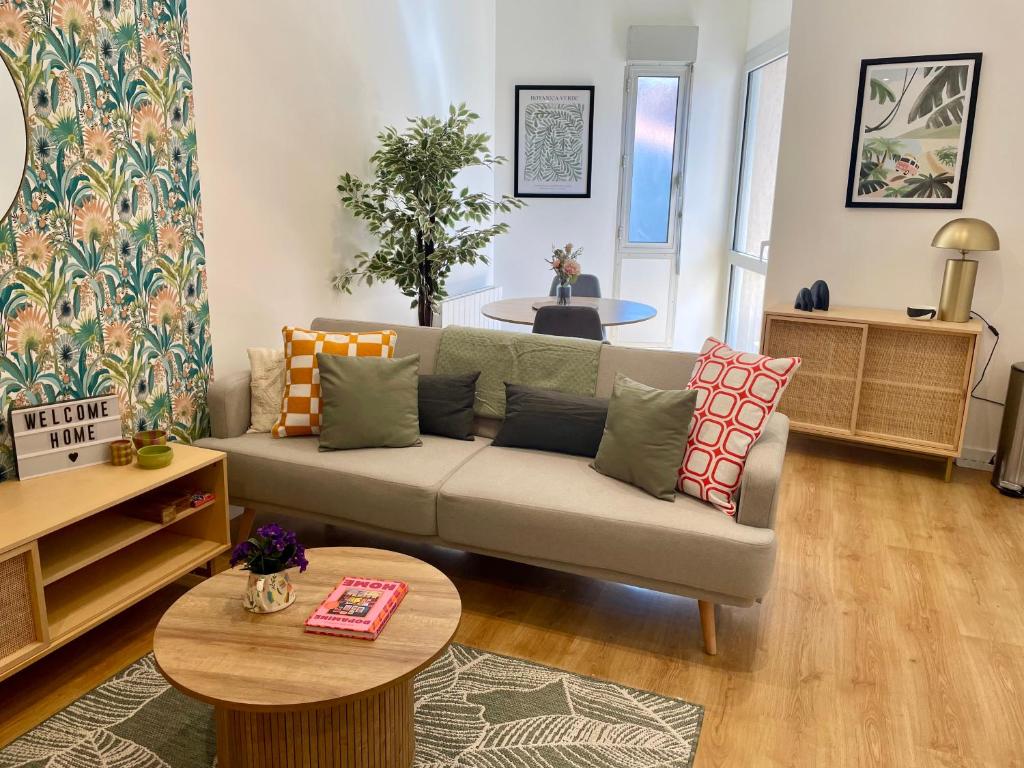 Stylish Apartment with Balcony - Very Central - Long Stays and Pets Welcome - 4