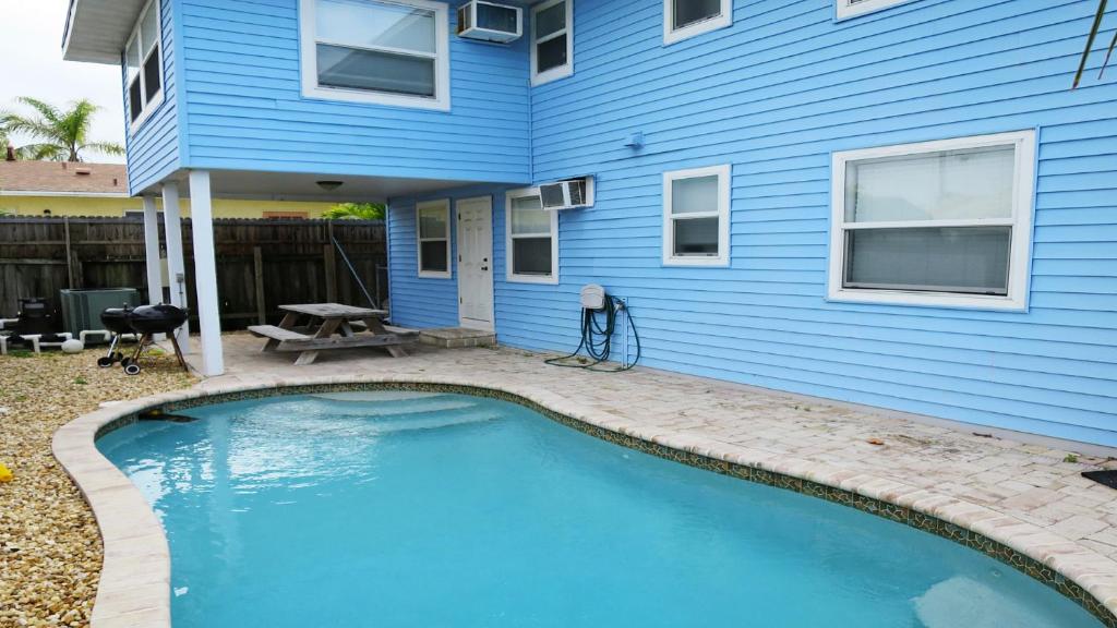 Steps From Beach! Air-Conditioned - Shared Pool, Holmes Beach
