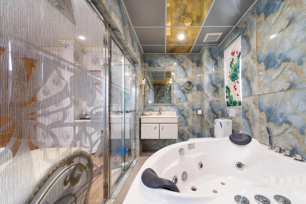Collection O Luxury Hotel and Suites Cao Thang Near Children Hospital 1