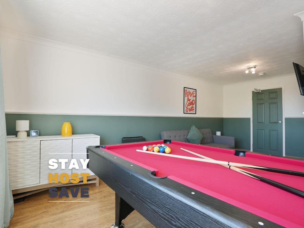 Stupton House, Large 3 Bed House that Sleeps 8 with Full Size Pool Table & FREE Parking - Hosted by Stay Host Save, Brightside