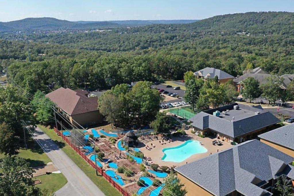 Enjoy Branson in a great 1BD condo with resort amenities including mini-golf, Branson