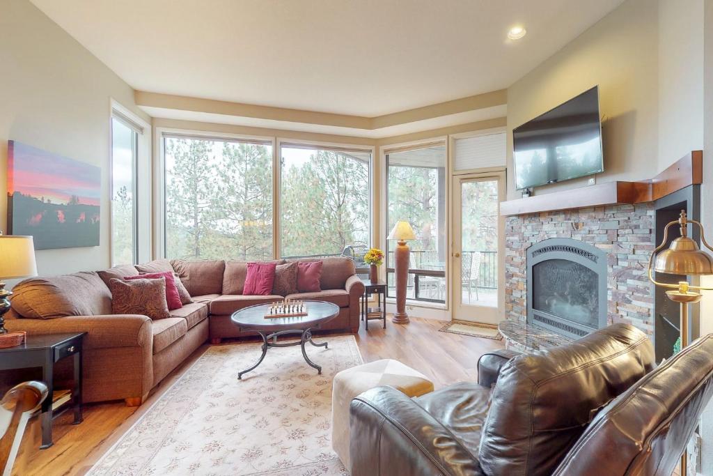 Ponderosa Views & Seclusion in Century West, Bend