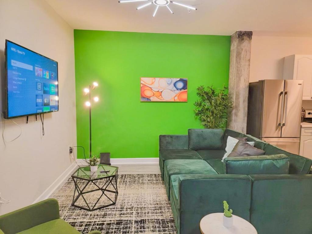 Cozy & Central 2BR Suite with Optional Parking Near Vanderbilt, Gulch & Honky Tonk Highway, Nashville