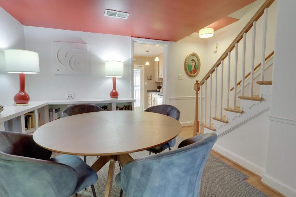 Sojourn Only 8 Blocks to Capitol with Private Patios, Washington