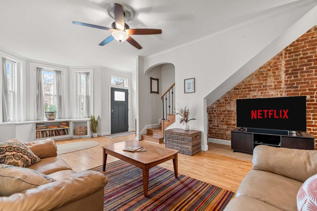 Sojourn Classic DC Rowhouse with Parking, Washington