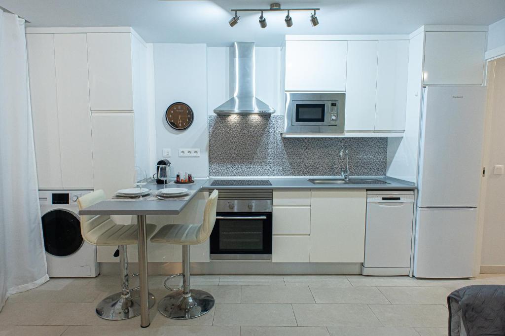Quiet Couples Apt, 10 min Walk to Beach, Shopping & Dining District, 50m Hospital, WiFi - 3