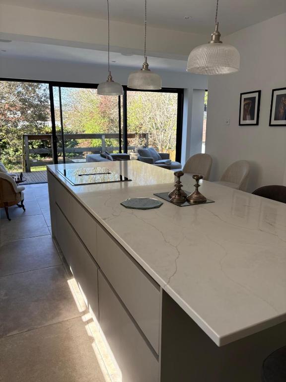 3-4 Bedroom Detached House in Stoke Bishop - 4 bathrooms, Large Private Garden, Modern Kitchen, Stylish, Spacious, Quiet, Office - Close to Durdham Downs, Bristol