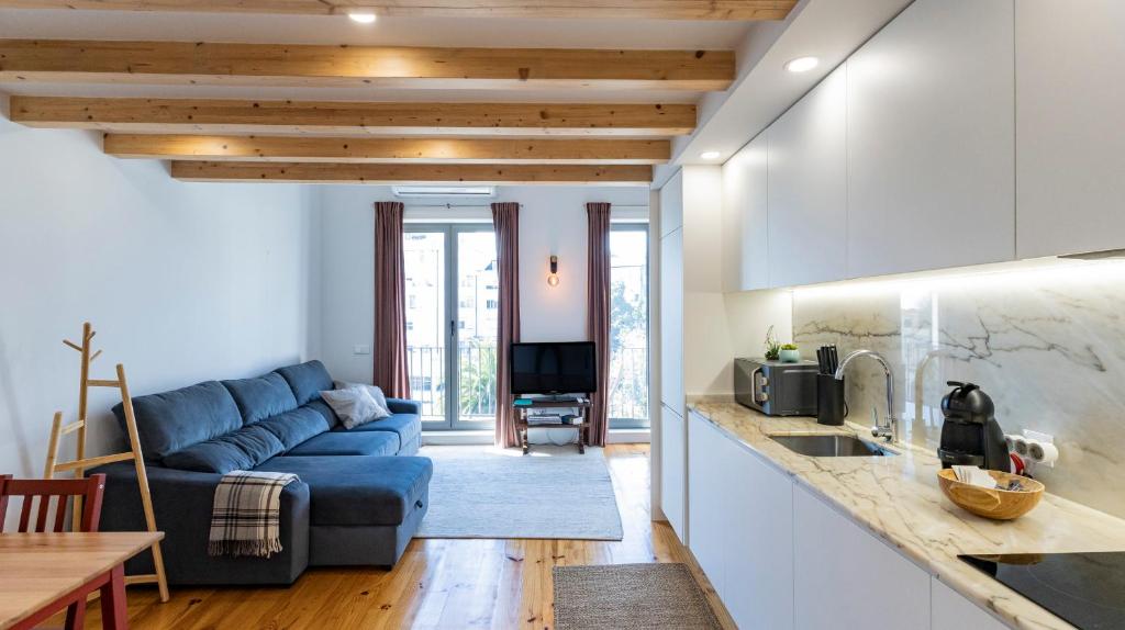 Stylish Duplex with Balcony in Porto by LovelyStay, Porto