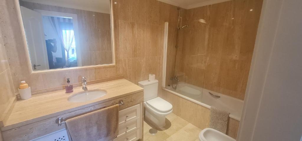 Luxury Two Bedroom Apartment in quiet neighborhood - 5