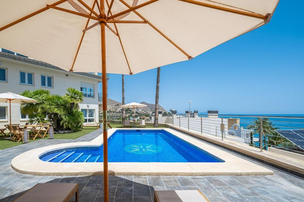 Jade Oceanfront Apt & Terrace - 2