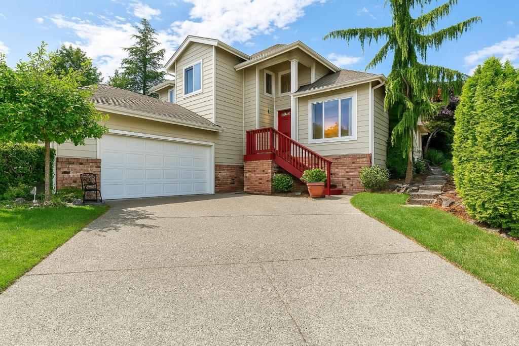 Entire house with Four Bedrooms, Hot Tub, BBQ, Private Backyard, FREE WiFi and Parking, near Seattle, EV, Lynnwood