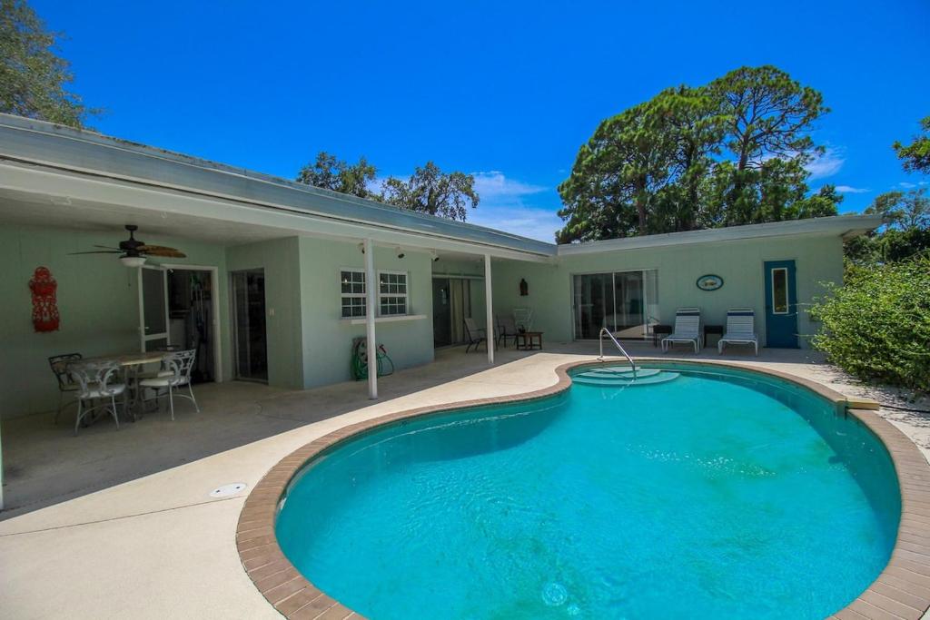 Beautiful 3 BR pool home minutes from Siesta Key - Blue Dolphin, Sarasota