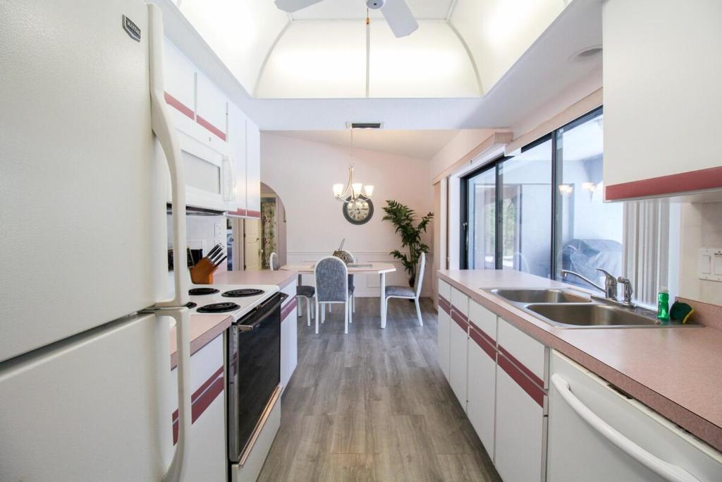 Relaxing 2BR pool home close to attractions, Port Charlotte