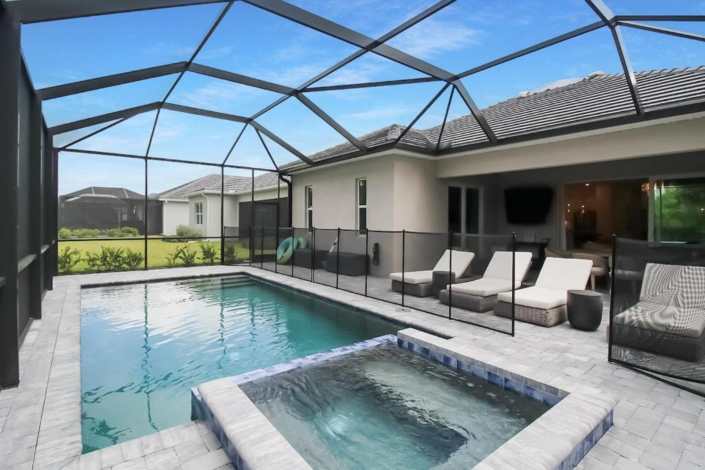 Luxurious 4BR pool home in Wellen Park - Florida Sanctuary, Englewood