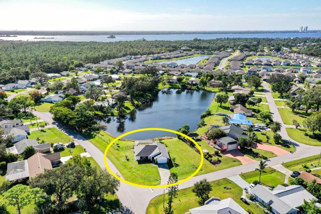 Spacious lakefront pool home in North Fort Myers, North Fort Myers