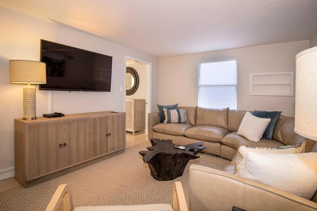 Charming Manasota Key duplex with beach access, Englewood