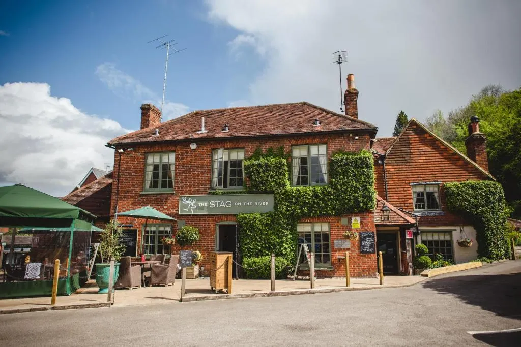The Stag on the River, hotel v destinaci Godalming