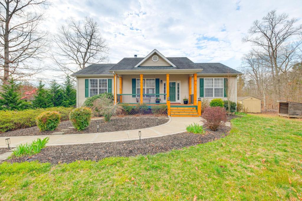 Private Deck and Views Rural Virginia Escape, Gordonsville