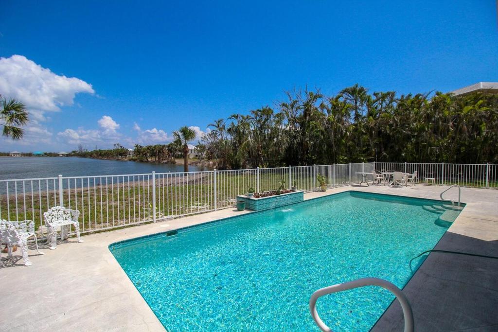 Spacious 3BR pool home on Sanibel Island - 10 min walk to beach, Ybel