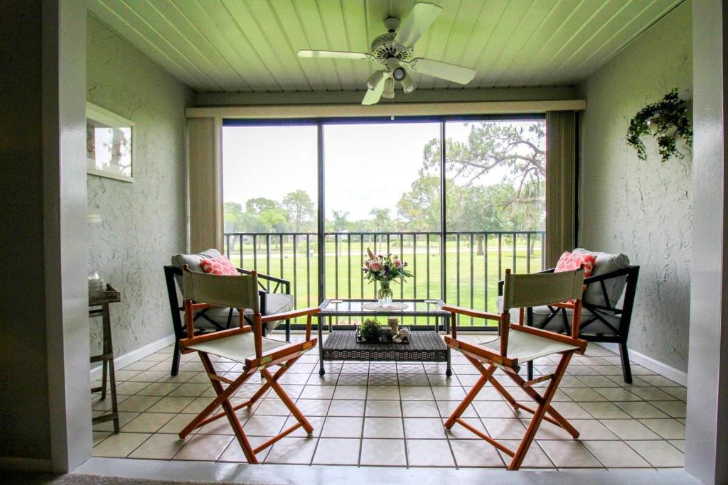 Golf course views - 2BR condo in Palm Aire, Sarasota