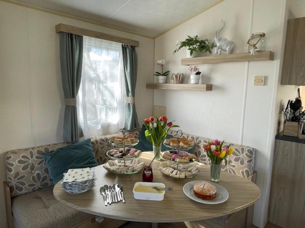 3-Bed Sleeps 8 Pet-Friendly Caravan (Haven Park near Exmouth) photo 8