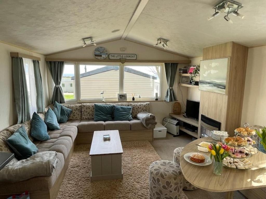 3-Bed Sleeps 8 Pet-Friendly Caravan (Haven Park near Exmouth) photo 2