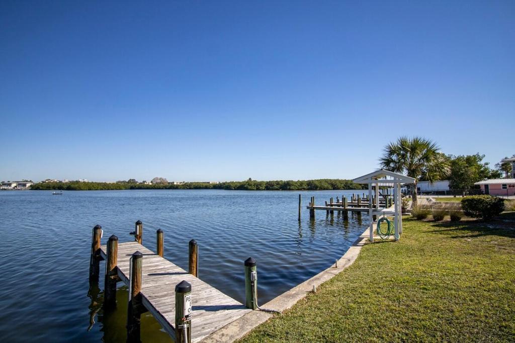 Charming Manasota Key duplex with beach access- IB14, Englewood