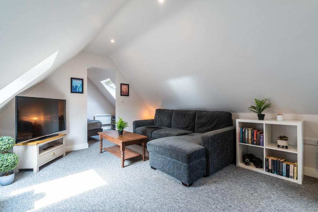 Beautiful new apartment with sheltered parking, Witney