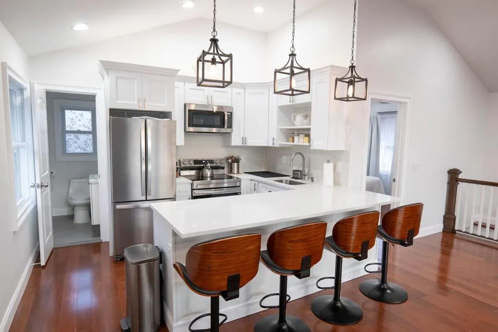 Modern Retreat Poconos 3BR Fire Pit Skiing, hotel in East Stroudsburg