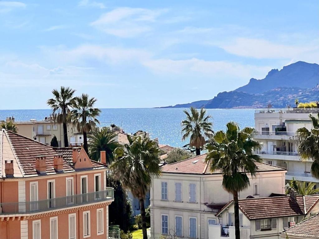 Luxury Appartment with terrace and side sea view, Cannes