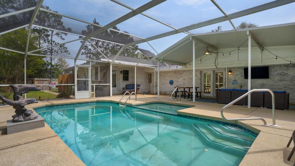 18 Initial Ln, Destin