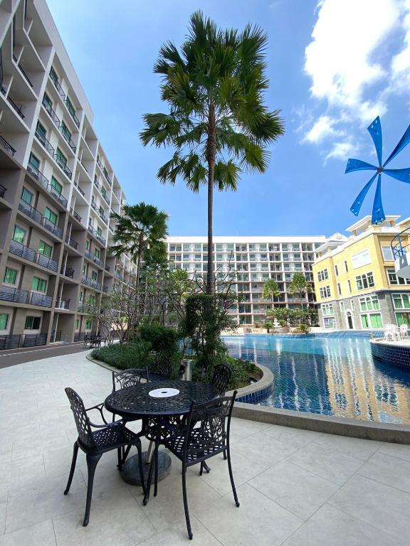 Condo With Gorgeous Pool, Pattaya South