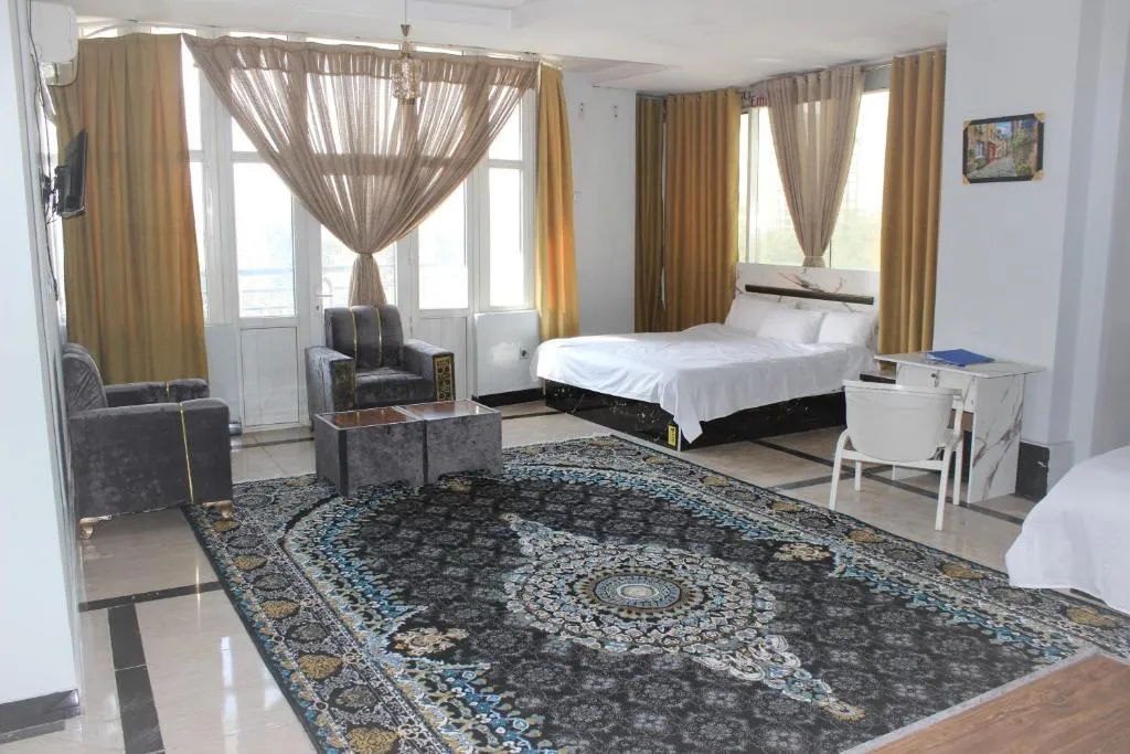 Clock Tower Hotel, hotel in Shahr-e Now
