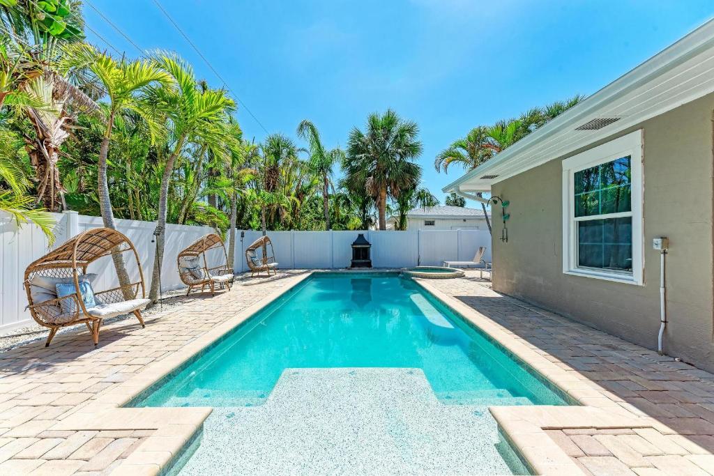 Sandcastle by the Sea managed by Beach Retreats, Bradenton Beach