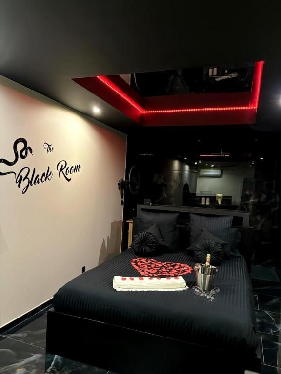 Romantique room,salon massage,mirroir,croix,parking - 1