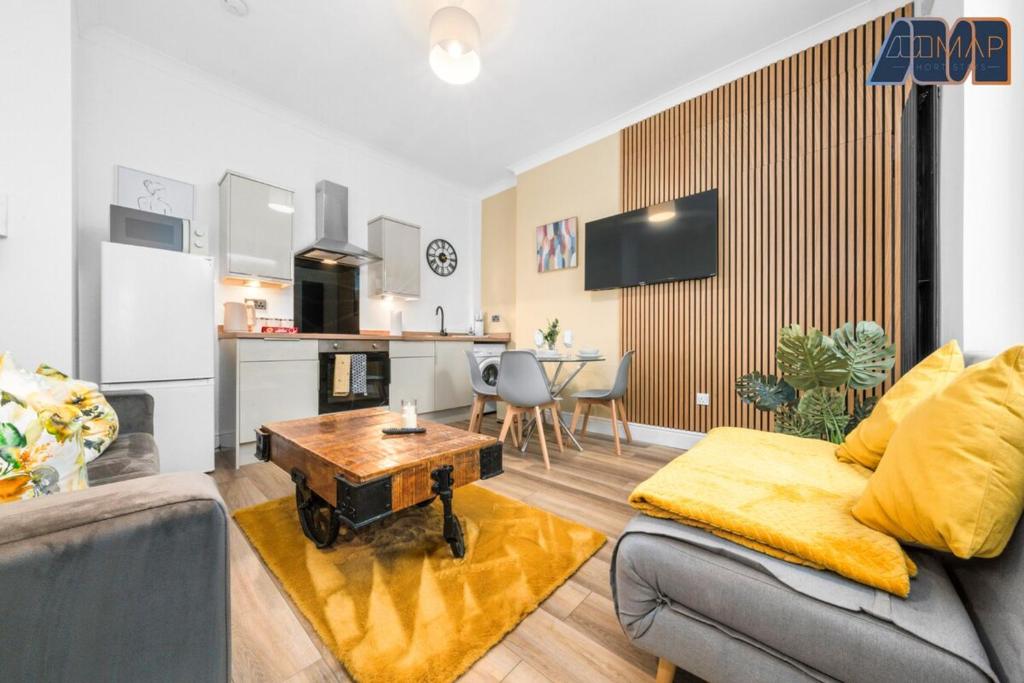 2 Bed Home with Parking Sleeps 4, Fife