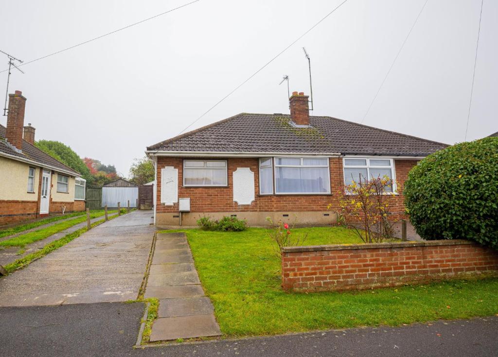 3 Bed - Sleeps 4 - Free Parking - Private Garden, Wellingborough