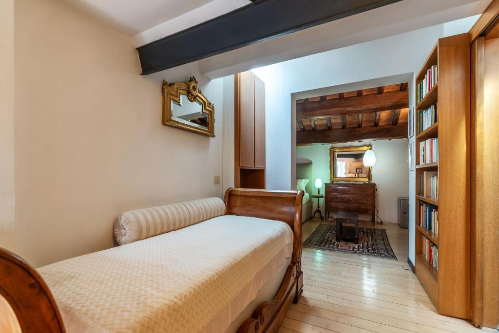 Orange Room with bathroom and Shared Terrace - 3