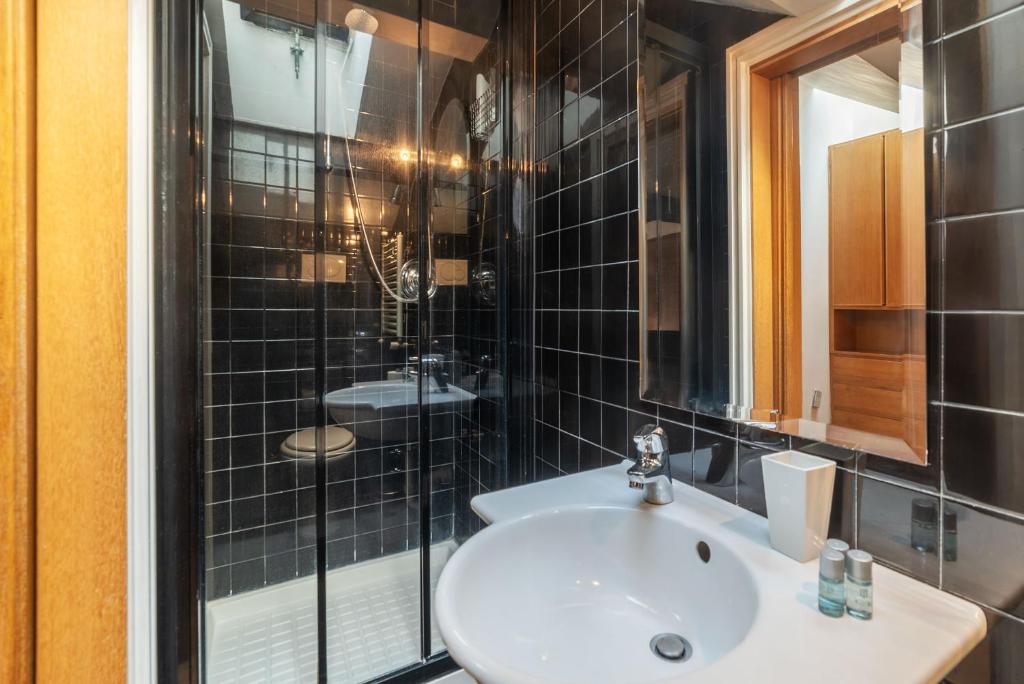 Orange Room with bathroom and Shared Terrace - 5
