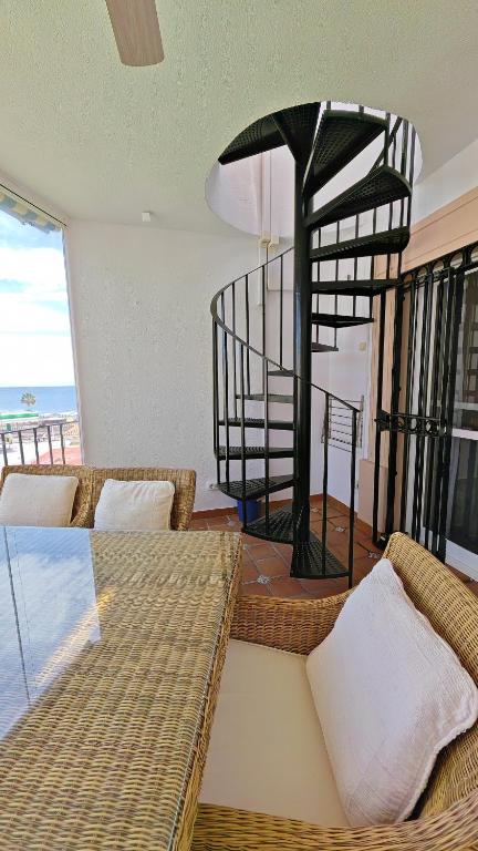 Apartamento en primera línea de playa con solarium, gran terraza acristalada y 2 piscinas - 2