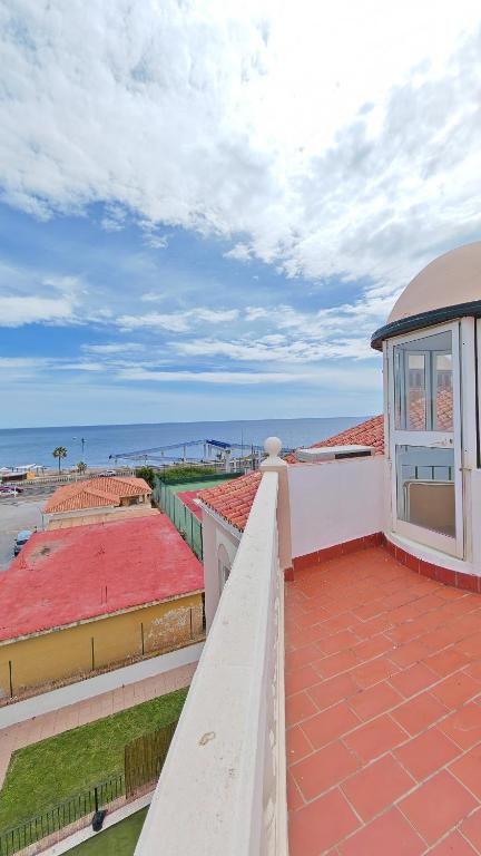 Apartamento en primera línea de playa con solarium, gran terraza acristalada y 2 piscinas - 3