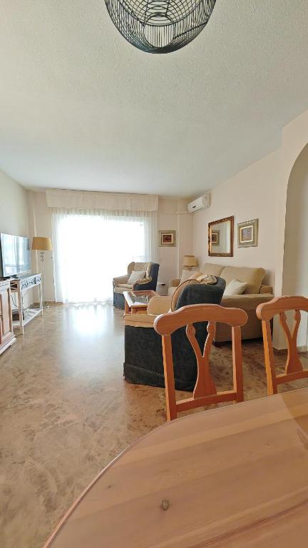 Apartamento en primera línea de playa con solarium, gran terraza acristalada y 2 piscinas - 4