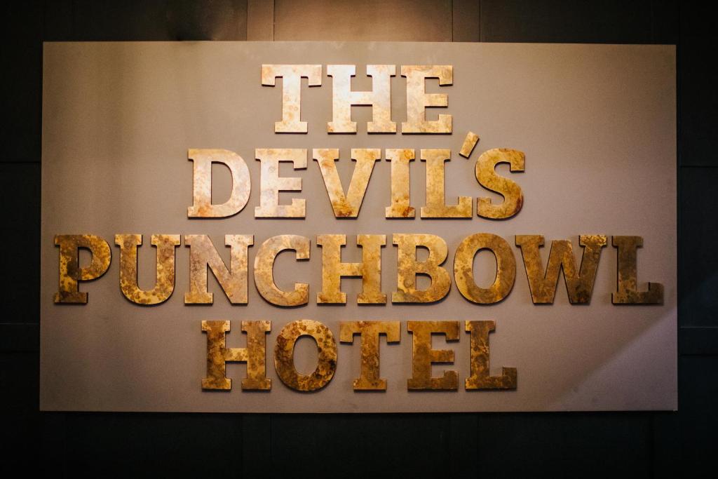 The Devil's Punchbowl Hotel, Hindhead