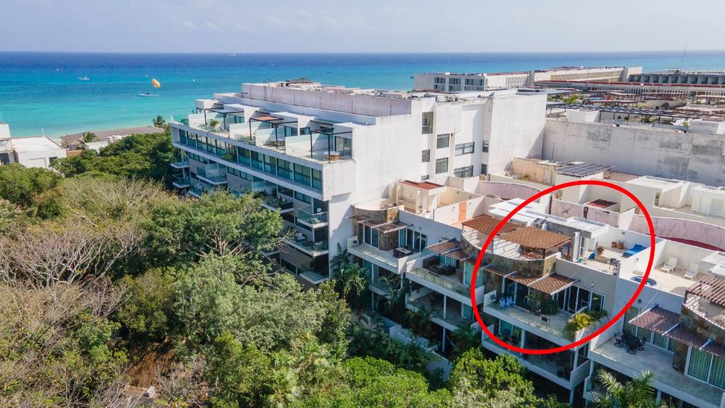 Spacious & Serene PENTHOUSE with Rooftop, Jungle Views, PRIME LOCATION Steps to Beach & 5th Ave, Playa del Carmen