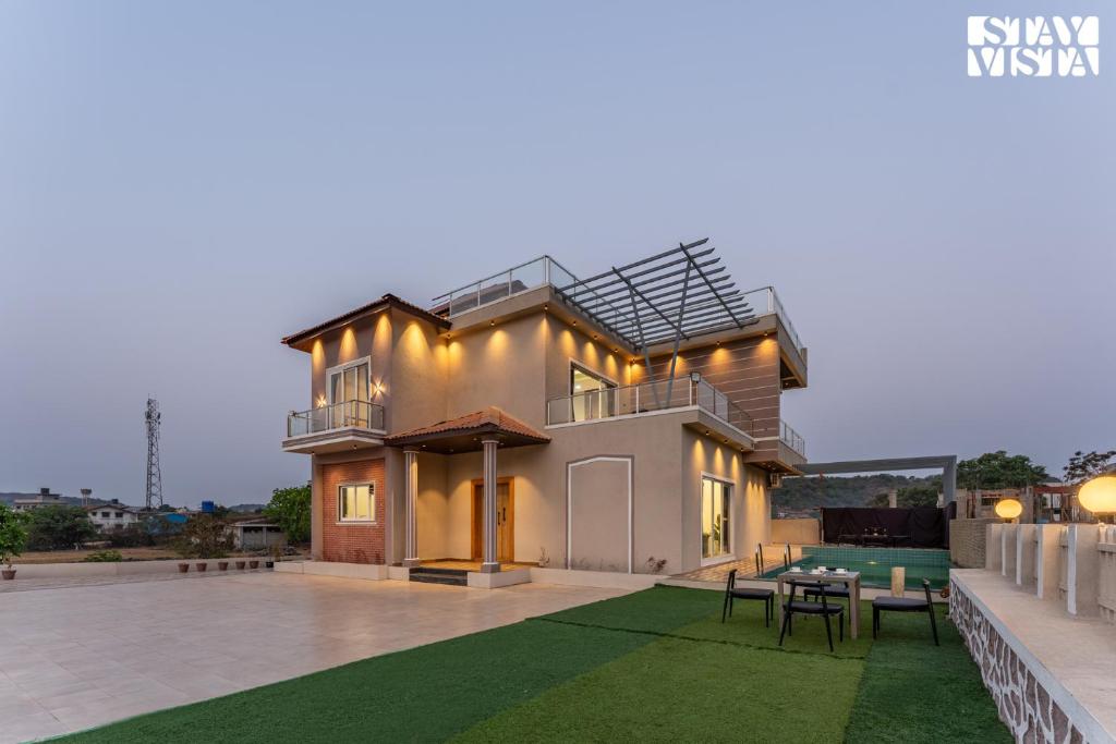 StayVista at Rising House with Pool, Wi-Fi, BBQ, Lonavala