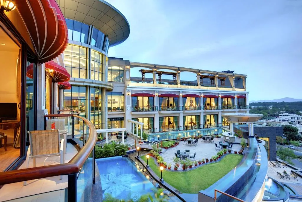 The BellaVista Hotel Chandigarh Panchkula，位于钱德加尔的酒店