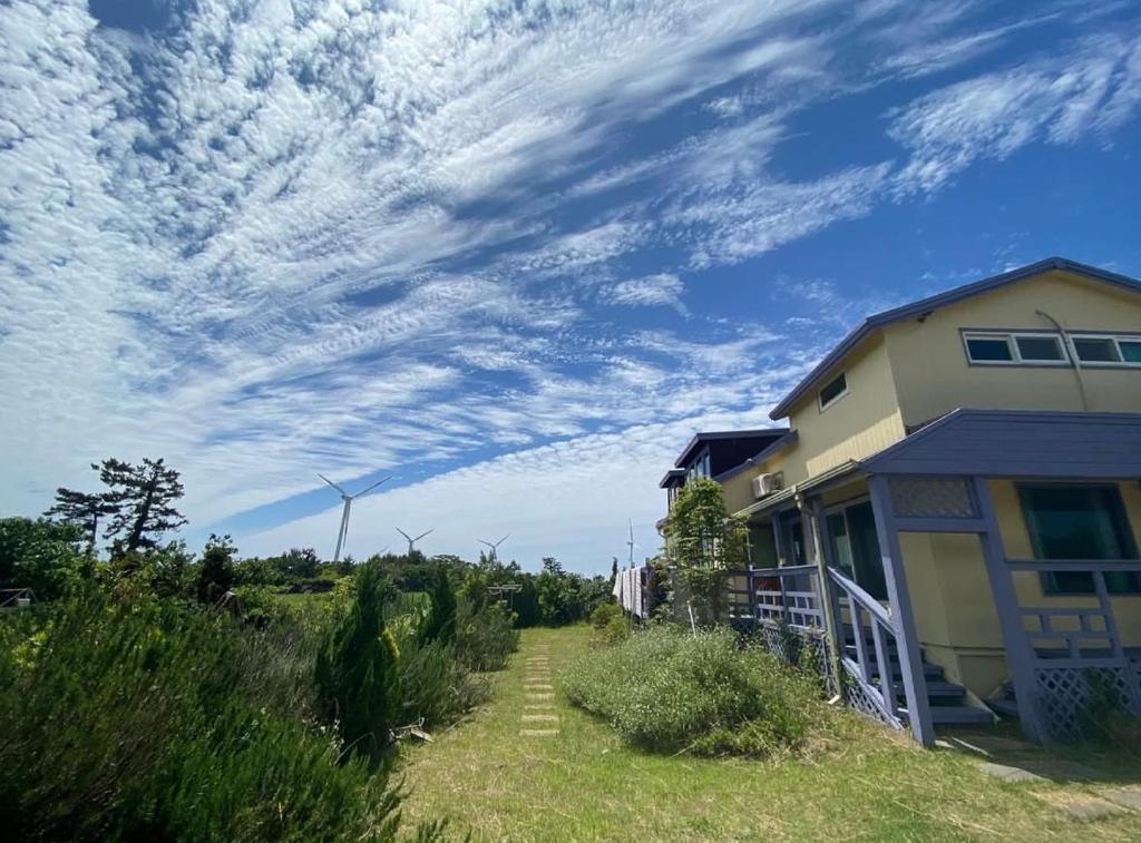 Jeju Chowchow Countryside House Female-Only Dormitory Pet-Friendly, Jeju